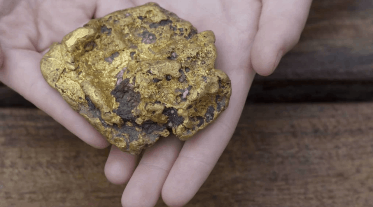 nguoi-tuoi-mui-mo-thay-nhat-duoc-vang-va-con-so-may-man