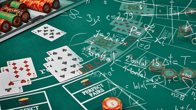 Uu va nhuoc diem cua cach chia bai giua Dealer cam bai va cho vao khay trong game Blackjack?