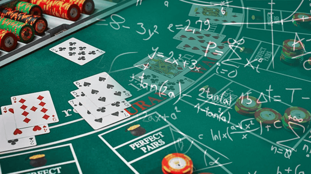 Ưu và nhược điểm của cách chia bài giữa Dealer cầm bài và cho vào khay trong game Blackjack?