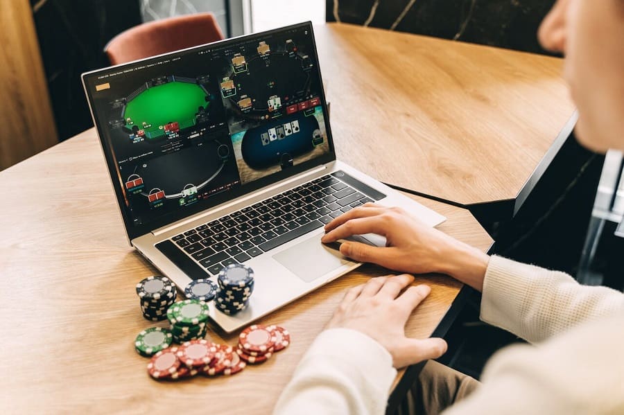 Ưu và nhược điểm khi sử dụng chiến thuật squeeze trong Poker?